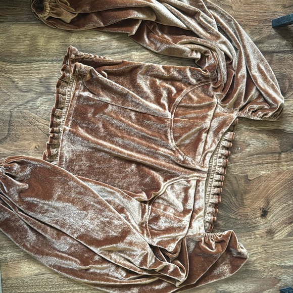 Beautiful top - Picture 1 of 2